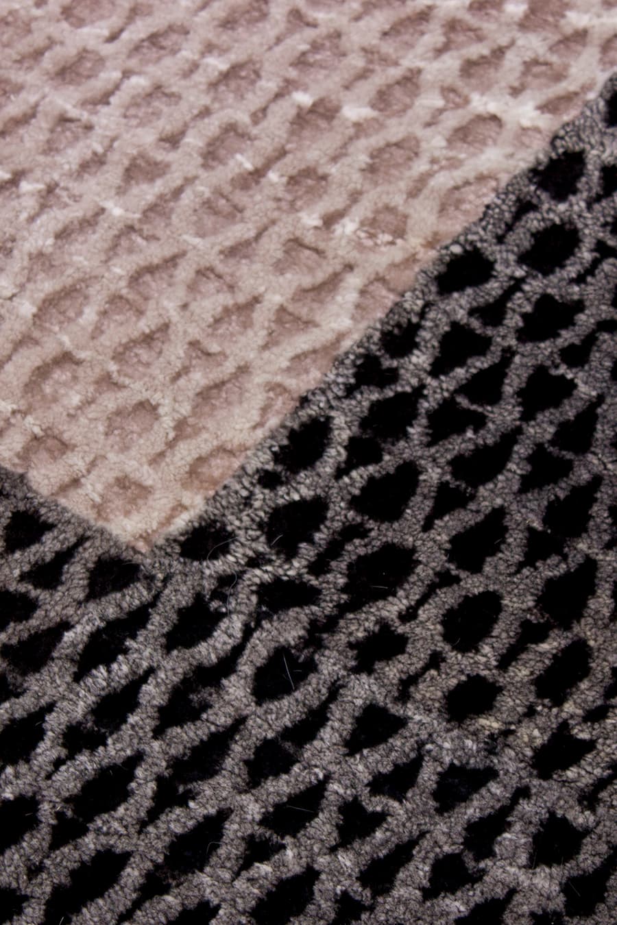 AMANDA BORDER – Sculpted Shearling Rug in Oversized Format